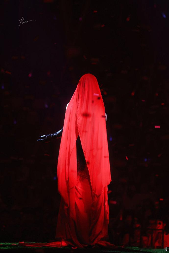 单依纯南京演唱会异域风红裙南京站这套异域红裙冲击力好强，浓烈红色加上独特剪裁，又
