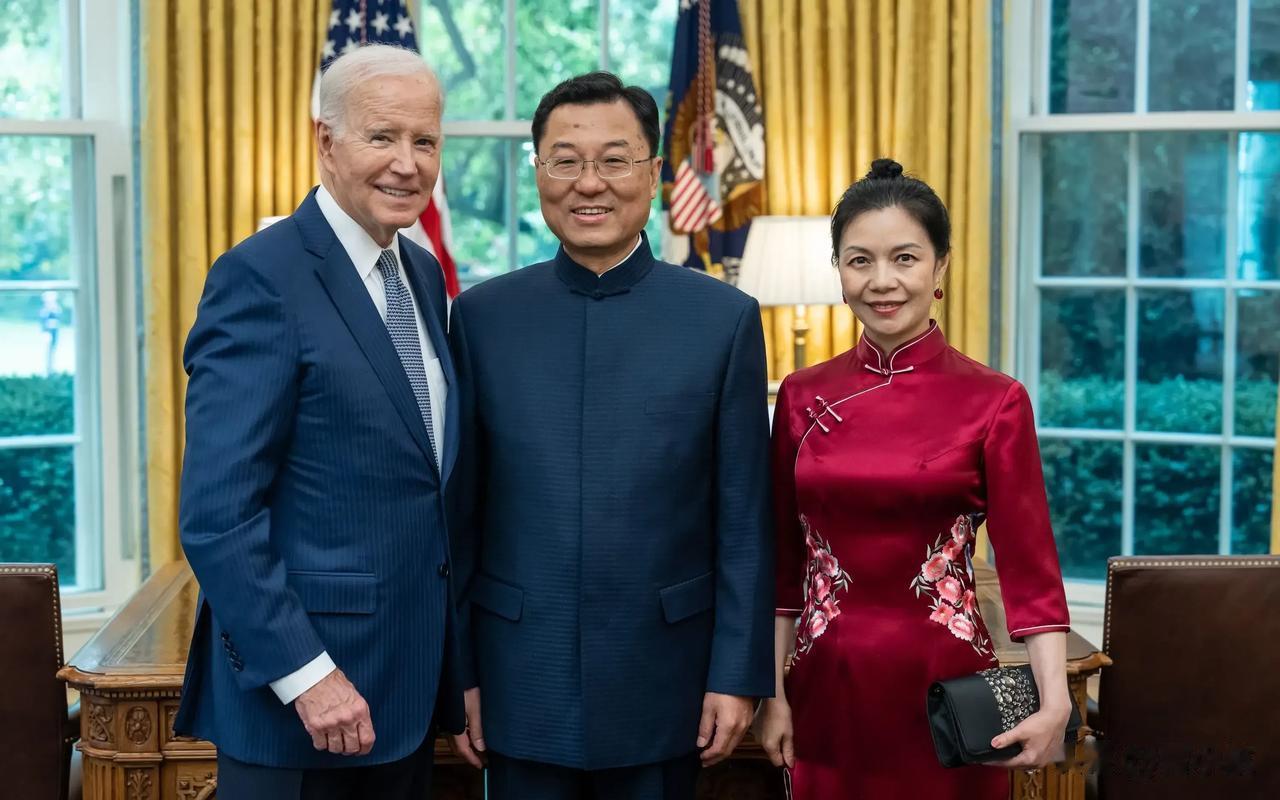 败灯很配合，这唐装旗袍很霸气！
白宫里罕见一幕，驻美大使谢峰夫妇递交国书后与现任