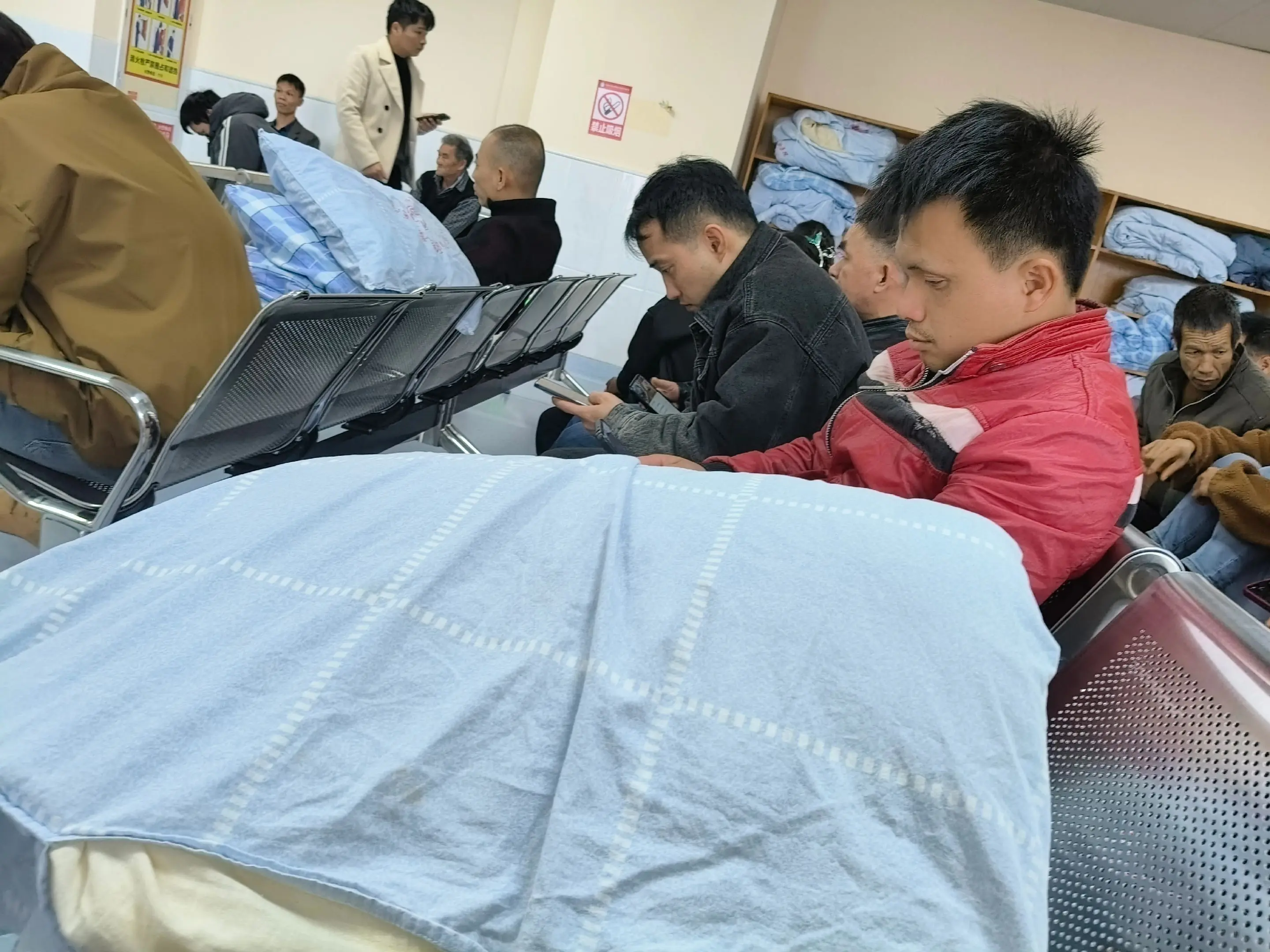 昨天老爸做了手术花了3万多，幸好我弟弟帮我出了两万。