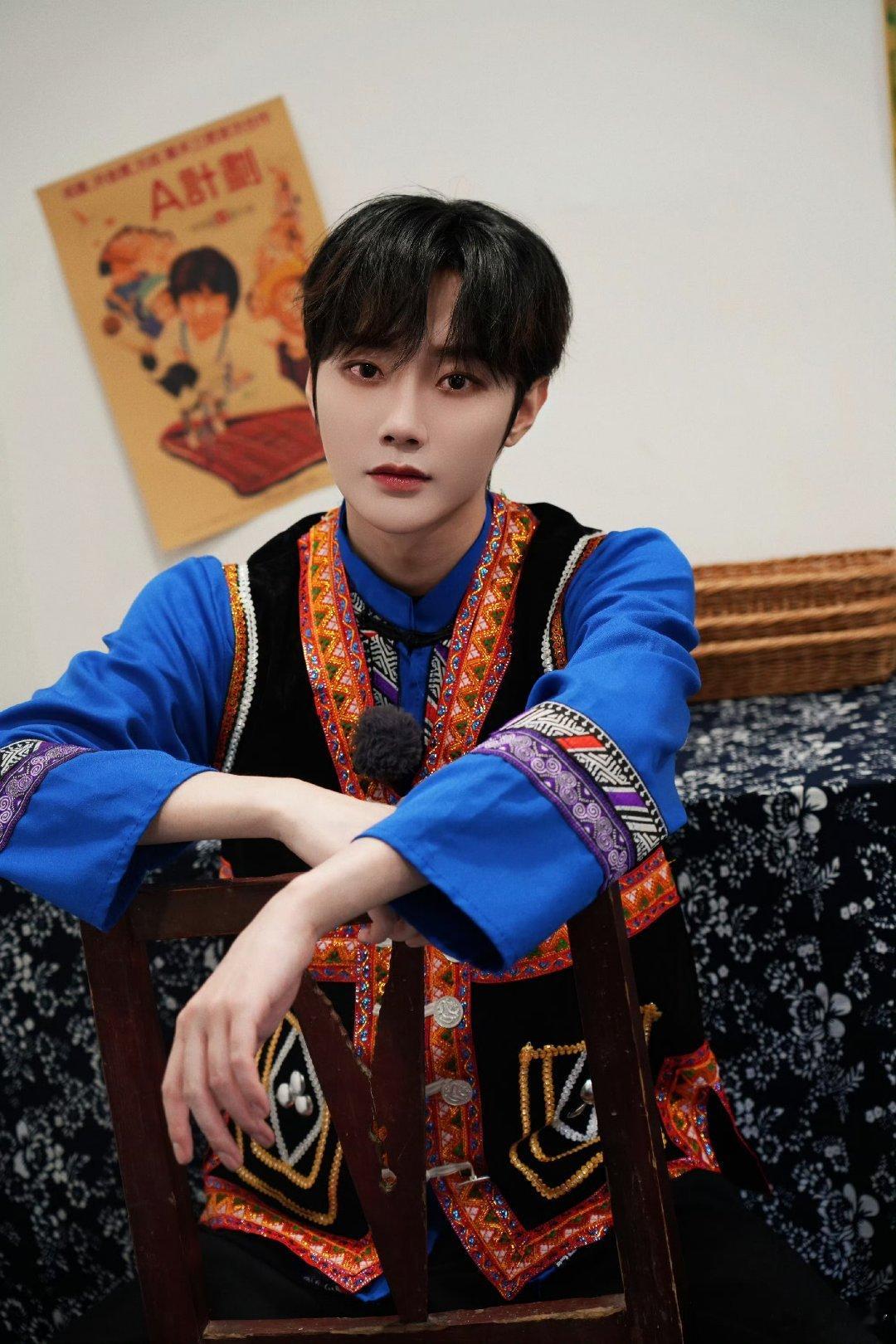 刘也   帅气的民族服饰 