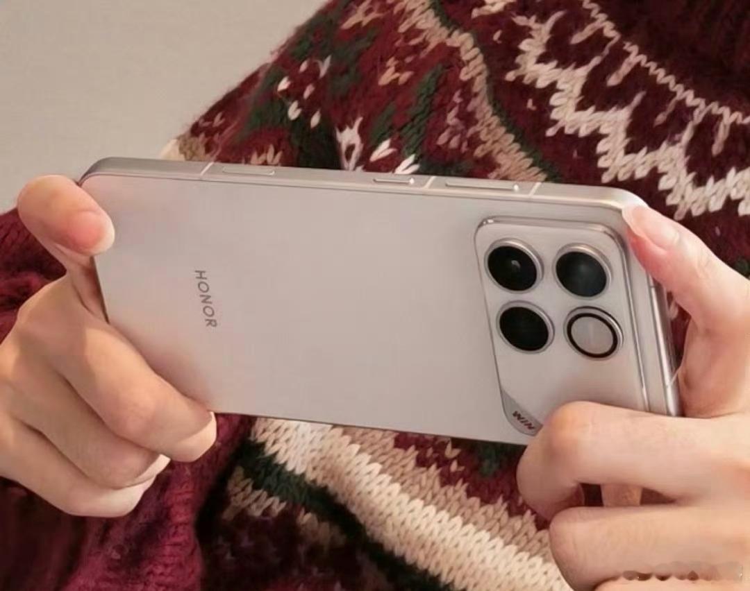 看到荣耀WIN突然有点愣住了，怎么这么眼熟