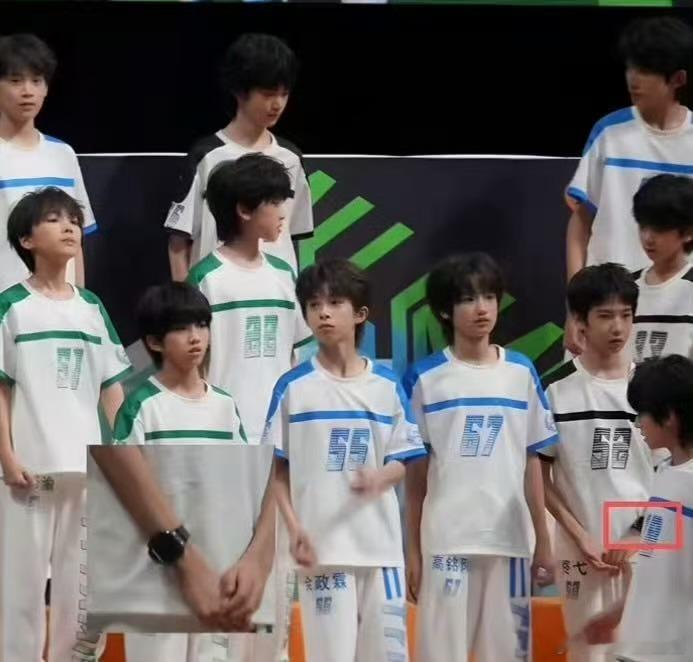 满满的少年感。这群“小孩哥”才刚起步，属于他们的成长故事正要翻开第一页，且等着看