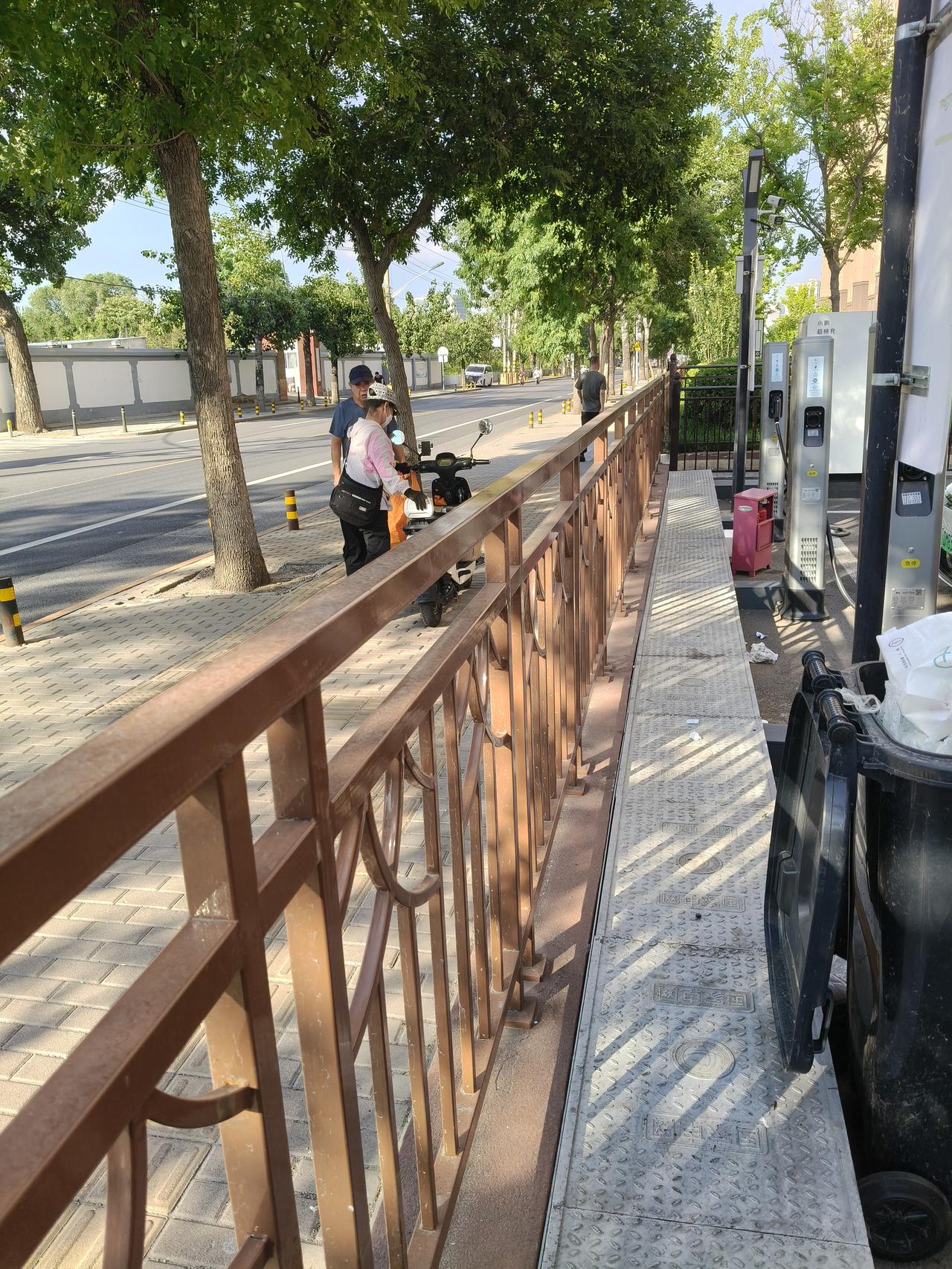 我拒绝了一次帮助别人的机会。
我下午在小井这个小区的充电桩充电，顺捎在这个栏杆锻