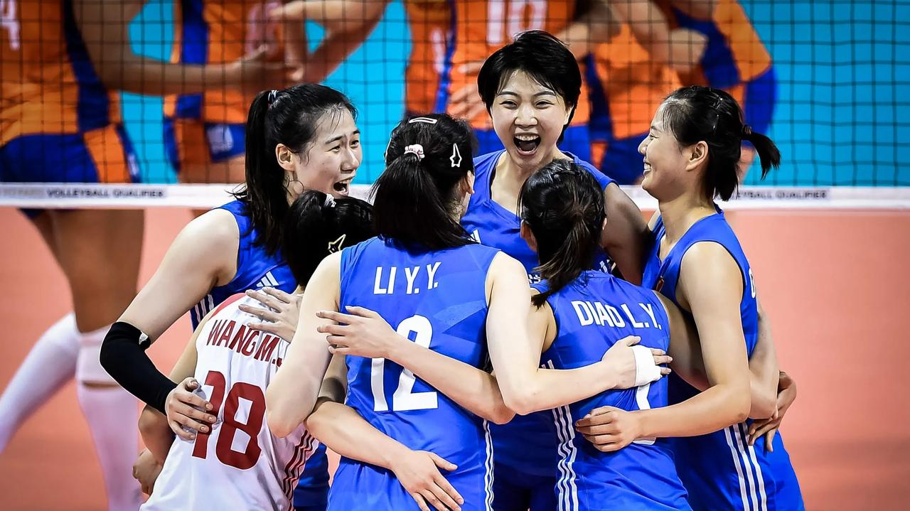 中国女排2-0领先荷兰女排。
前两局25-18，26-24。
第二局中国队24-
