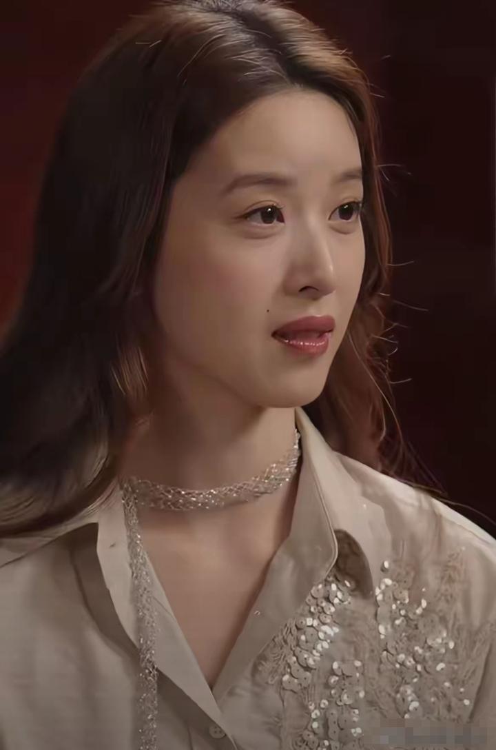看章泽天的面相应该是不靠男人享福的，一脸的疲惫，头发没有乌黑柔顺，两颊有点瘦削。
