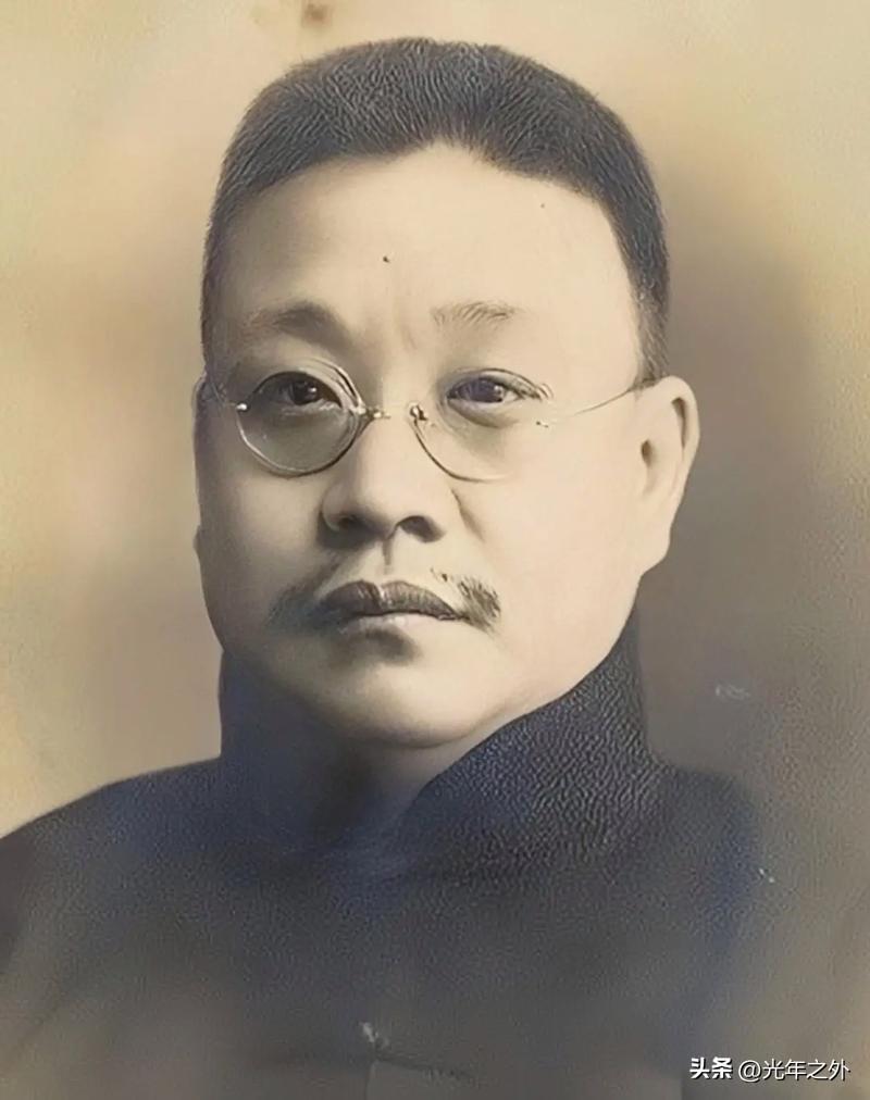 一手扶蒋，一手托毛，民国没人敢得罪的“甘草宰相”！
 
他是让蒋介石毕恭毕敬、宋