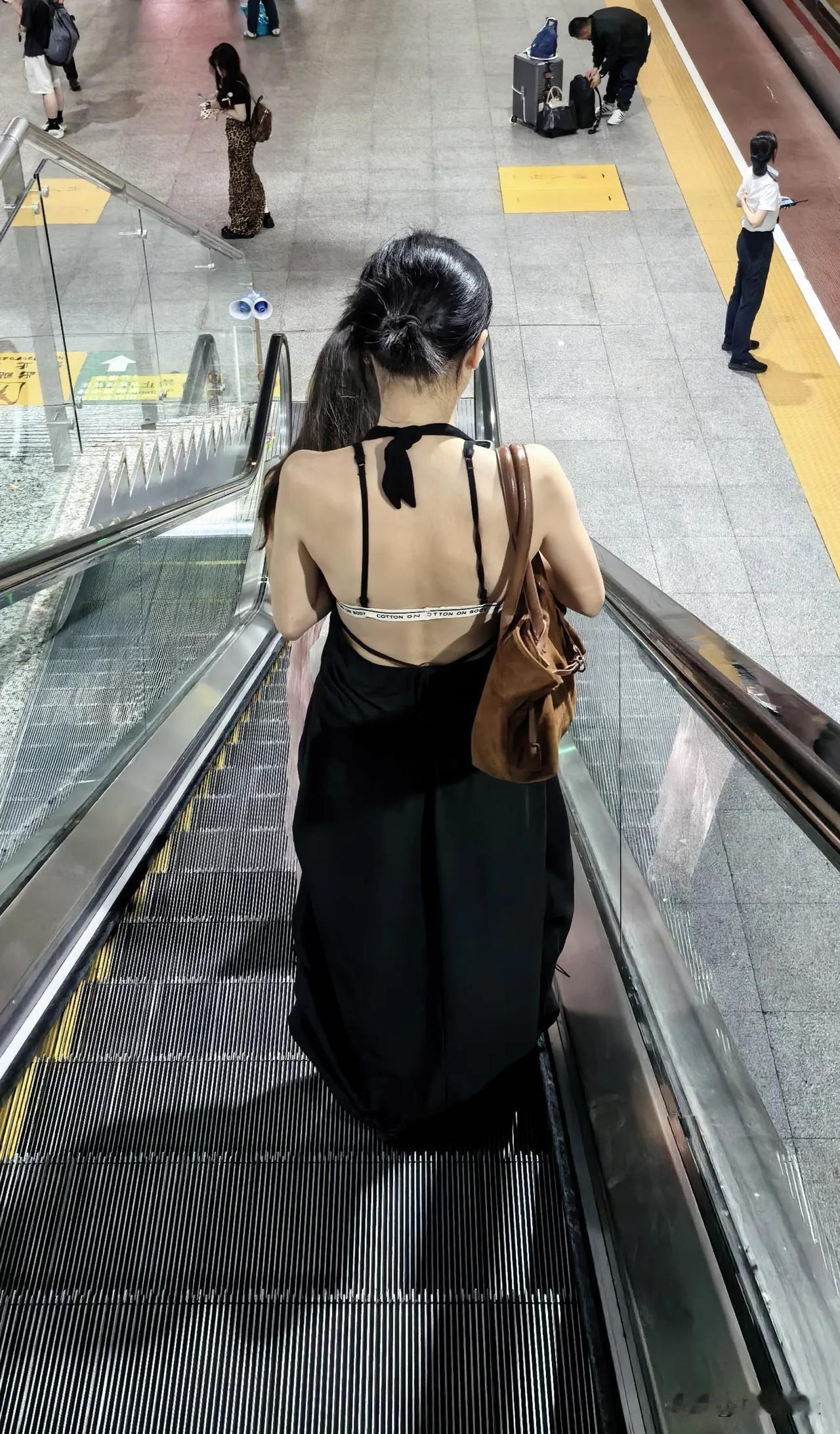 这样穿，如果是男的，一定会被人说的！
女的这样穿，却没有人说！还是对女性包容性好