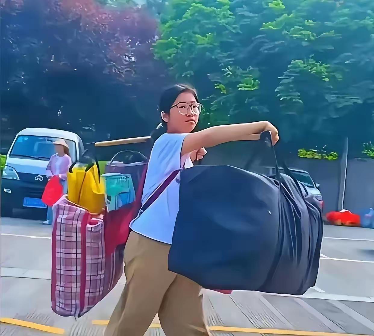 “高考扁担女孩”——刘燕

她是广西壮族自治区桂林市灌阳县第二高级中学的毕业生。