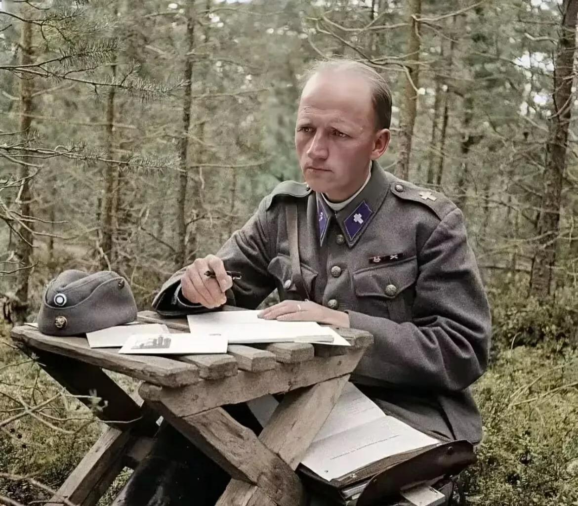 1941年芬兰与苏联的战争仍在继续，一位芬兰军队的神父（衣领和肩章有十字标记）正