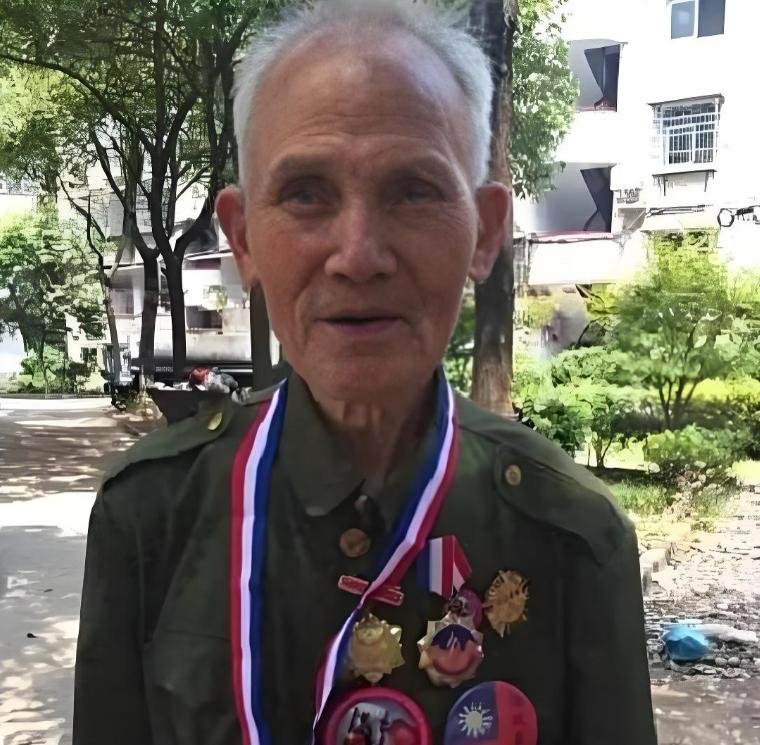 1945年，74军一个落单的机枪手拖着伤腿爬上山头，意外撞见山坳里100多个日本