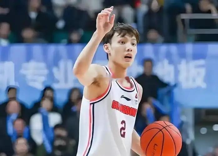 广东男篮新赛季突发消息：徐杰惹上麻烦？胡明轩揪心，朱芳雨、杜锋也在担心！广东男篮