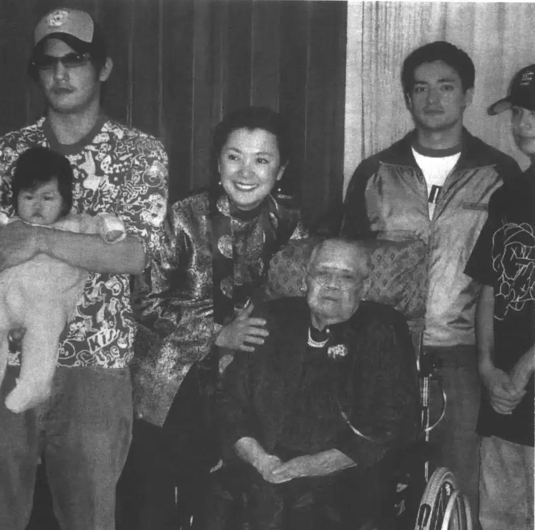 2003年，蒋经国遗孀蒋方良病逝前的家庭合影，幼子蒋孝勇的遗孀方智怡带着儿子蒋友