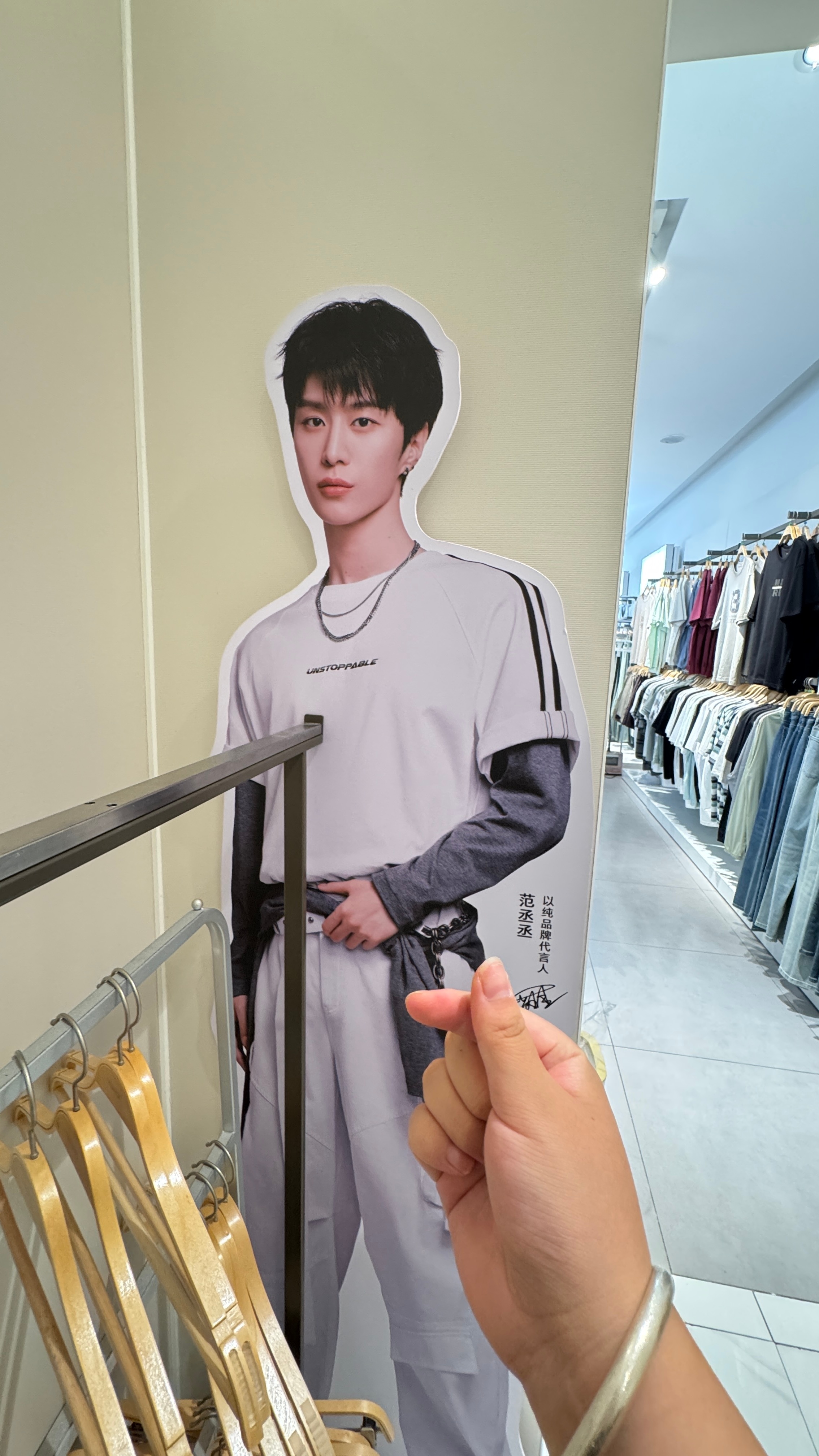 哈哈哈哈哈哈哈哈哈哈妈妈直接带我来了立牌也带走哈哈哈哈哈哈我消费了的买了两件短袖