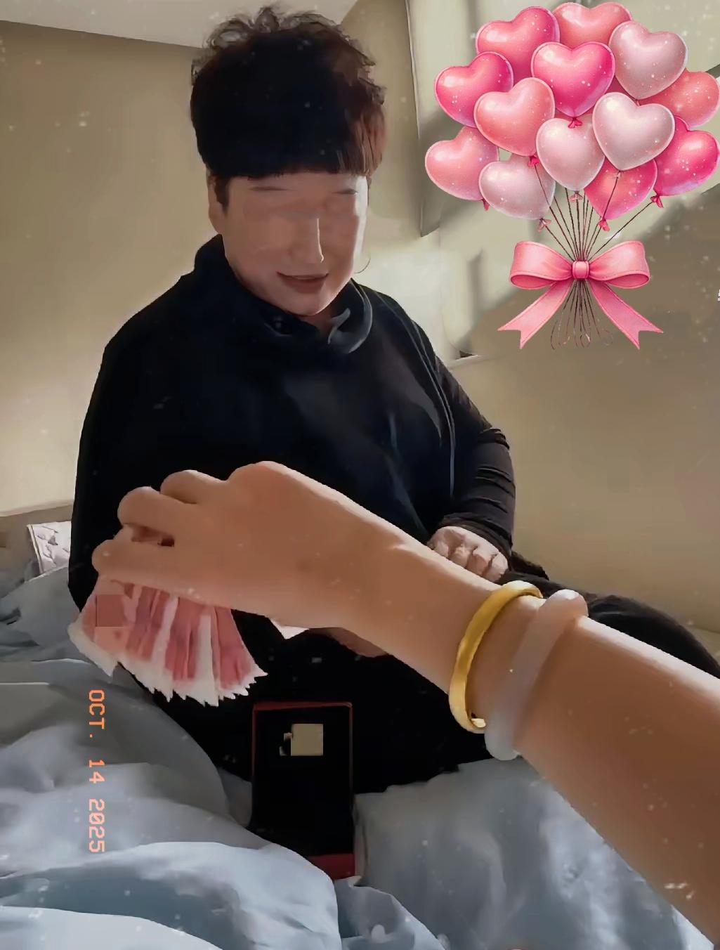 女子生完孩子从医院回到了家，刚躺到卧室床上，婆婆就进来了，手里还拿着一个红色的盒