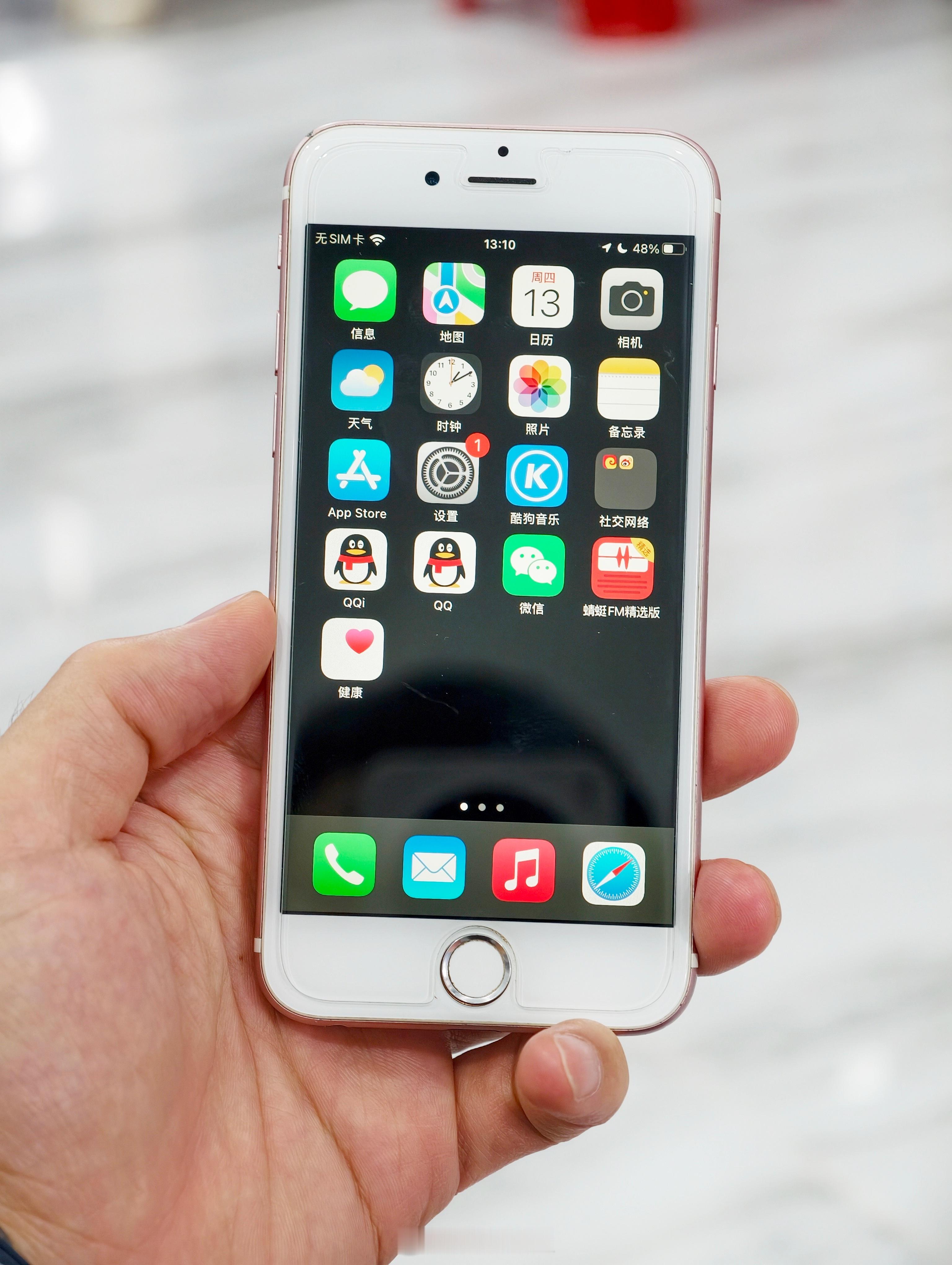 刚刚拿出iPhone 6s充电，发现手感是真的好！ 