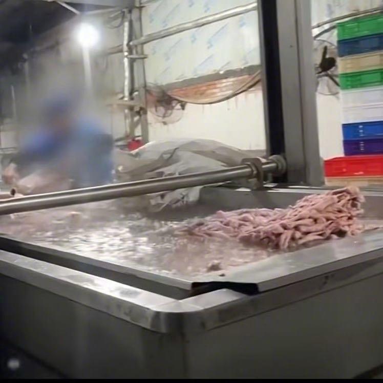 央视315晚会曝光鸡爪违规漂白事件时，涉事企业“重庆市曾巧食品有限公司”股东曾巧