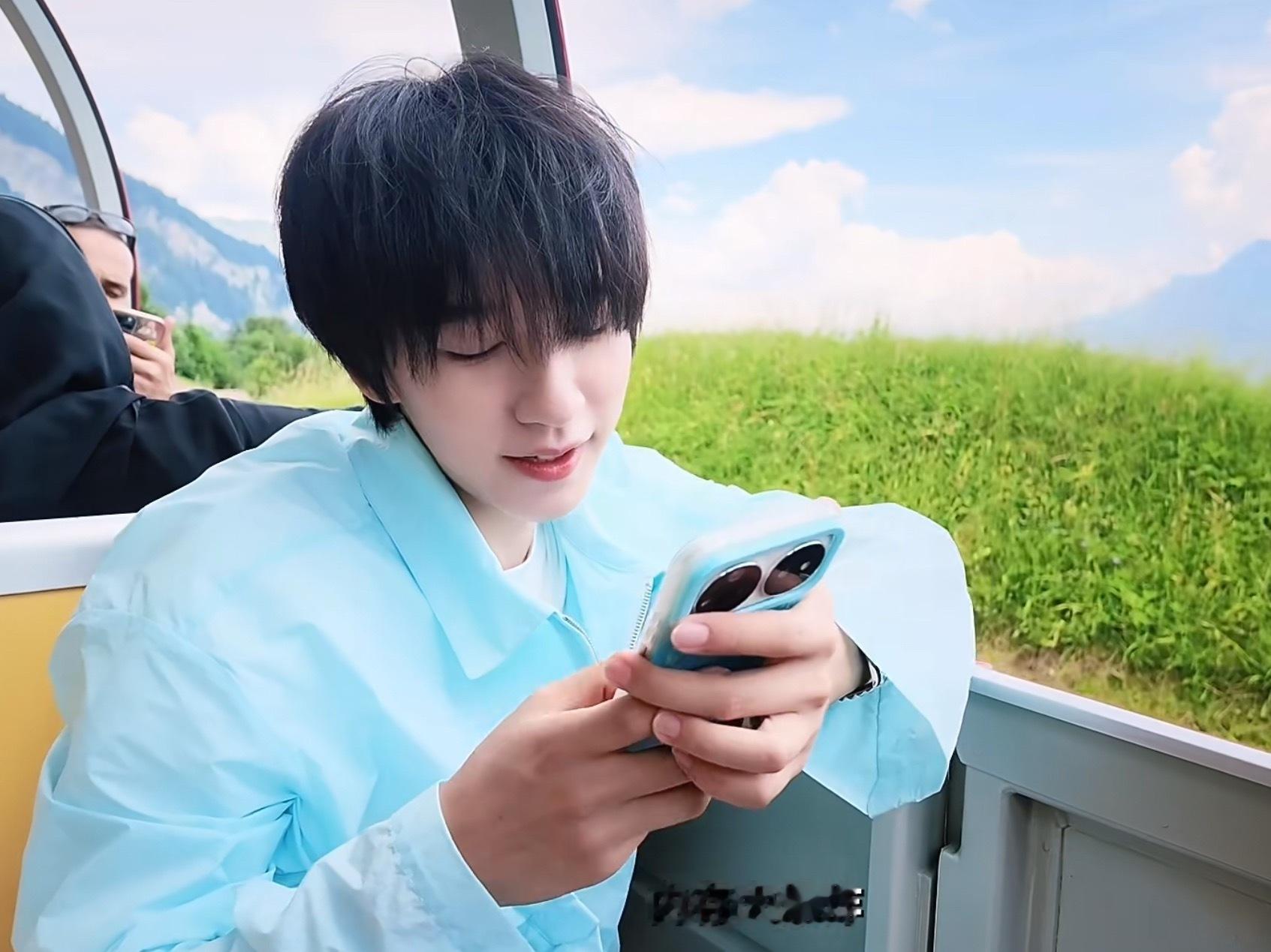 贺峻霖  我在演唱会上看贺峻霖be like  👇🏻 