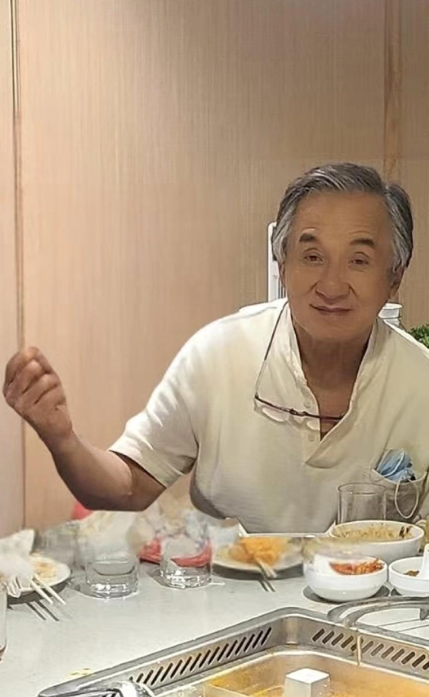 心酸，
成龙咋这样了！
上了年纪果然一天一个样，
好像没过去多久，
前段时间看着