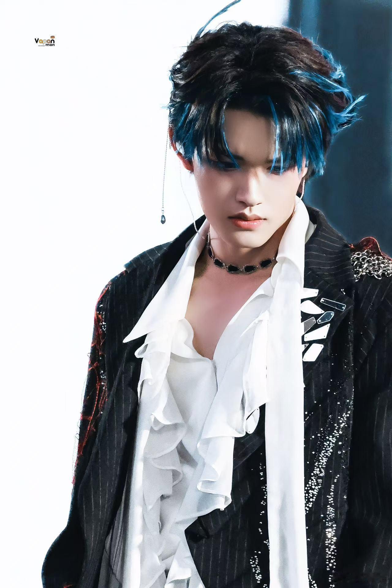 张极蓝发挑染 张极蓝发挑染杀疯了！少年感和酷飒感完美融合，这颜值我能吹一万年 