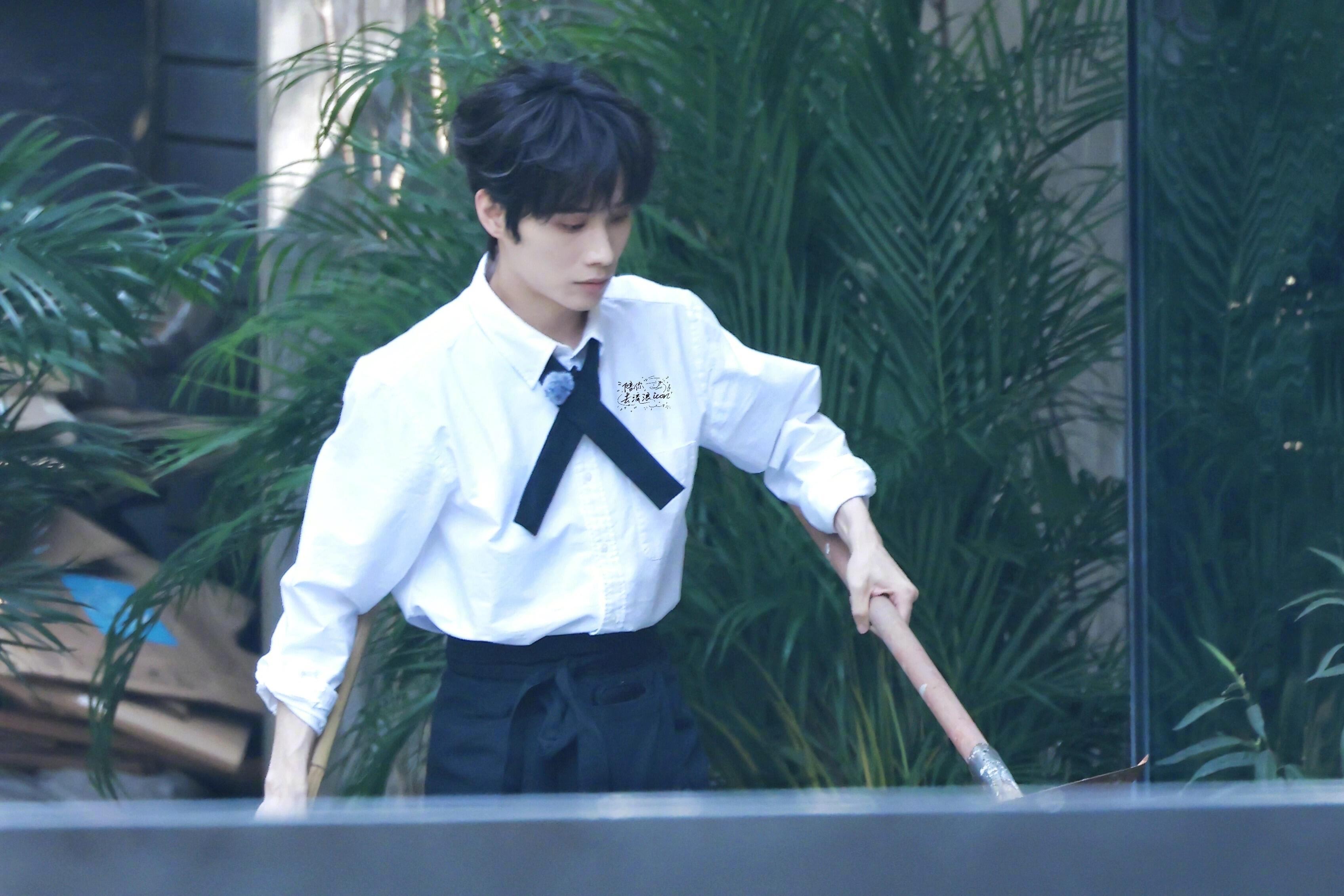 井胧攒话费积分兑换电饭煲 谁能想到井胧是这样的“持家小能手”？话费积分不浪费，攒