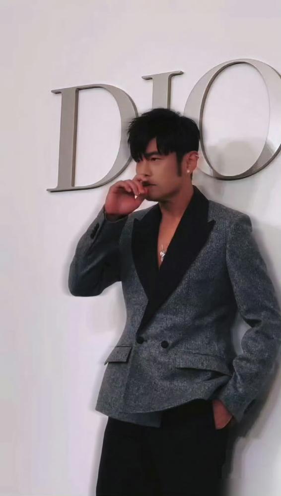 46岁的周杰伦这一把深V开到胃，把多少所谓的顶流脸都给打肿了。
这一身骚气的迪