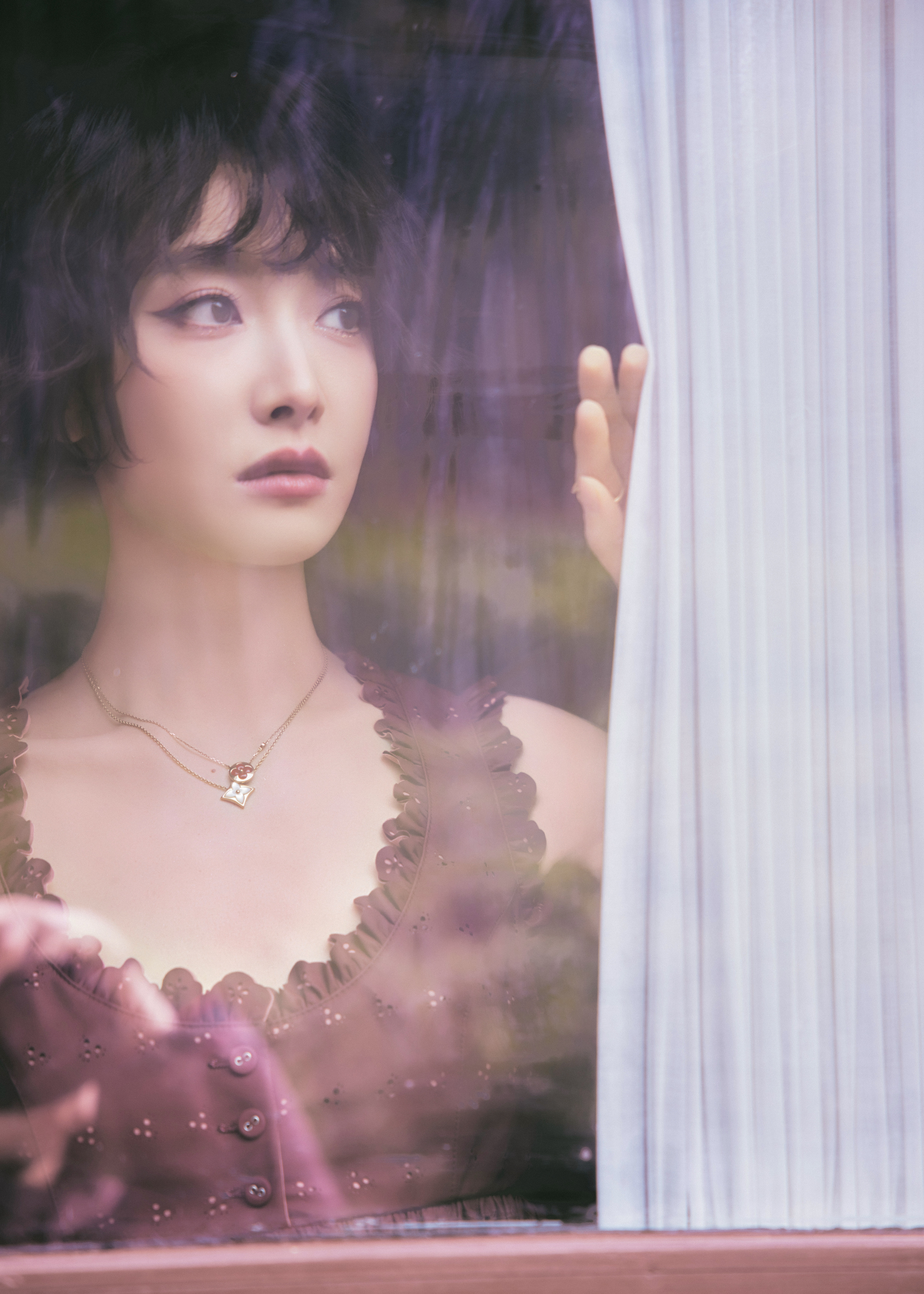 宋茜 酒红碎光轻摇，是暮色与星光的相遇。让裙摆载着灵动，今日同共赴绮梦，让风格另