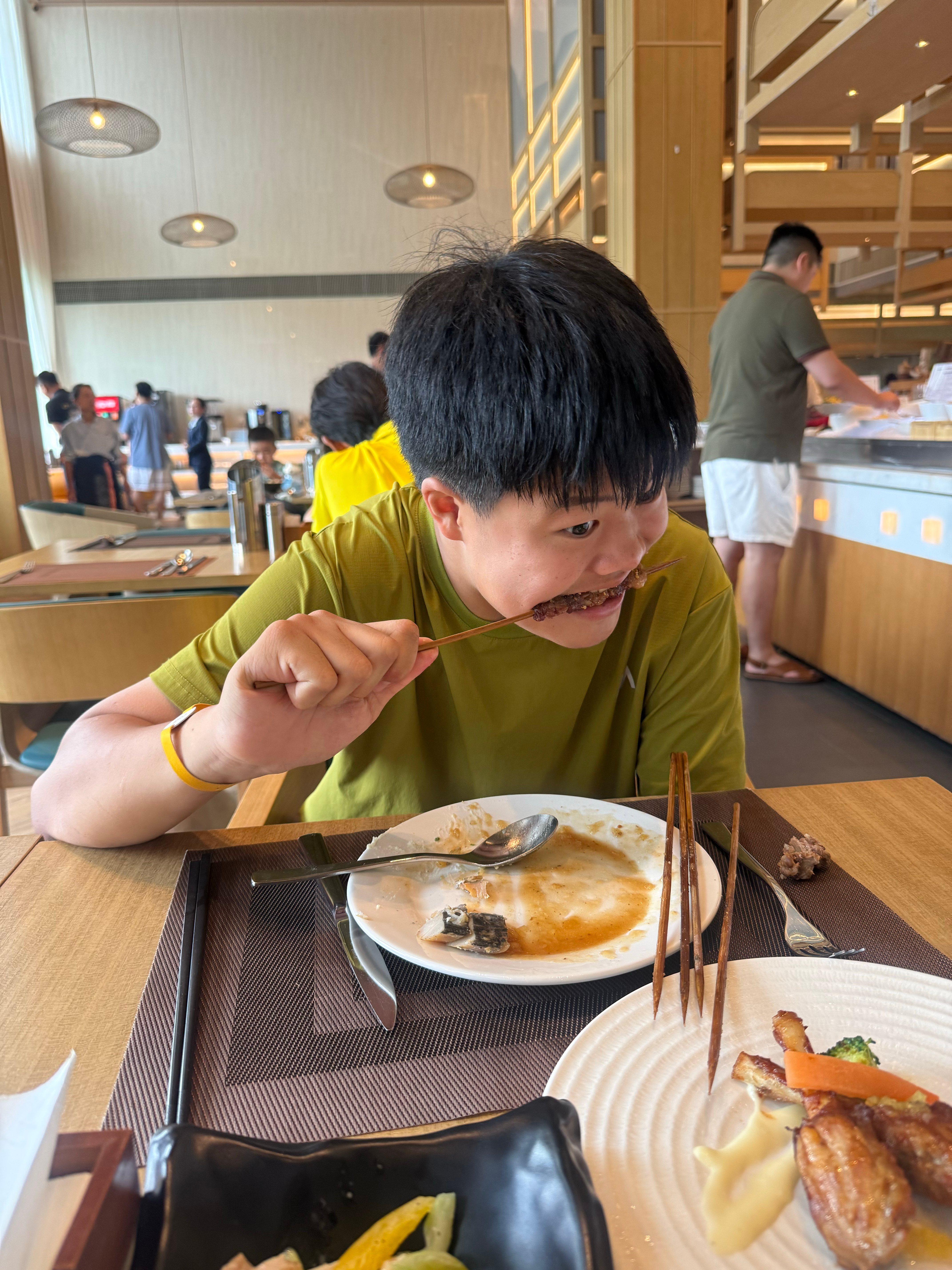 我问艾文，你拿这么多羊肉串？他：开胃小菜后来有两个GO过来坐下都是女生他非常害羞