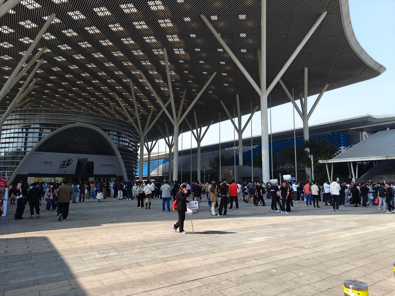 门口这架势，仿佛真是回到了10年前智能手机大混战的时候。