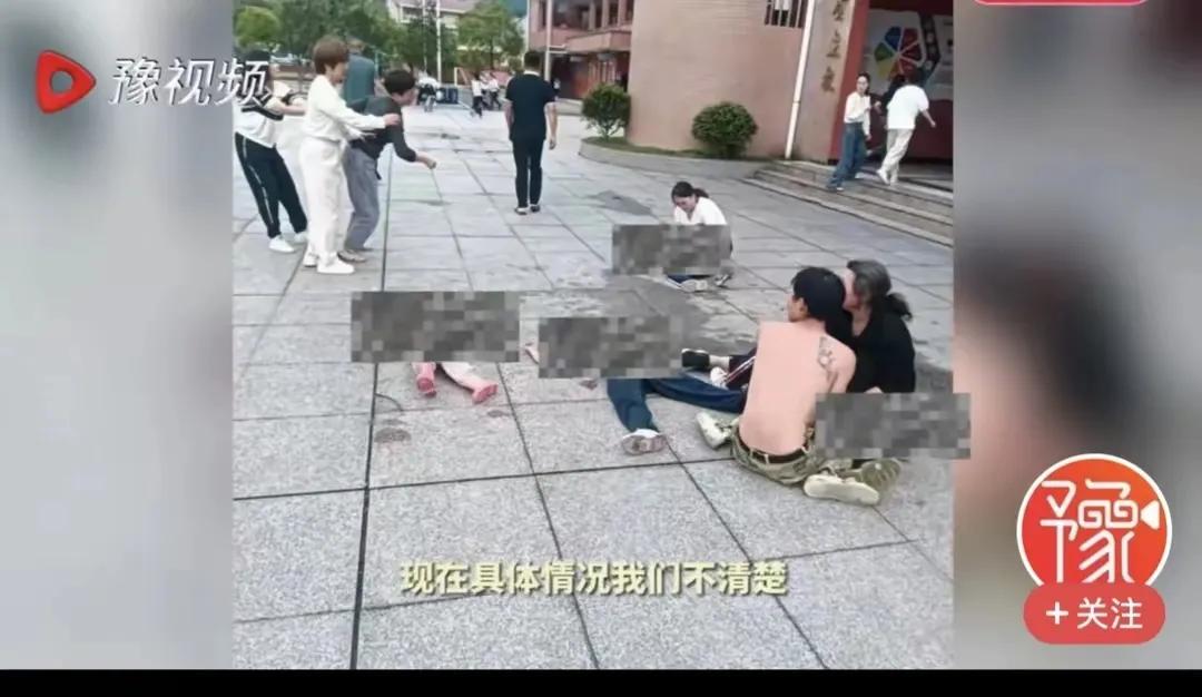 主要是江西省贵溪小学发生了一起一刀恶性伤人事件。视频中，很多小学生被刺伤倒在地上