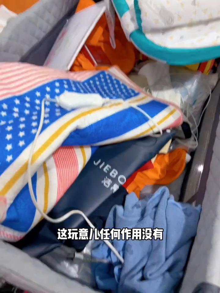 新手宝妈踩的最大的坑。
新手宝妈必踩的最大的坑就是婴儿床，这玩意任何作用没有。我
