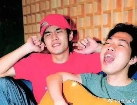 周杰伦新专辑有7首是方文山作词 方文山为周杰伦新专作词7首 时隔四年，方文山一次