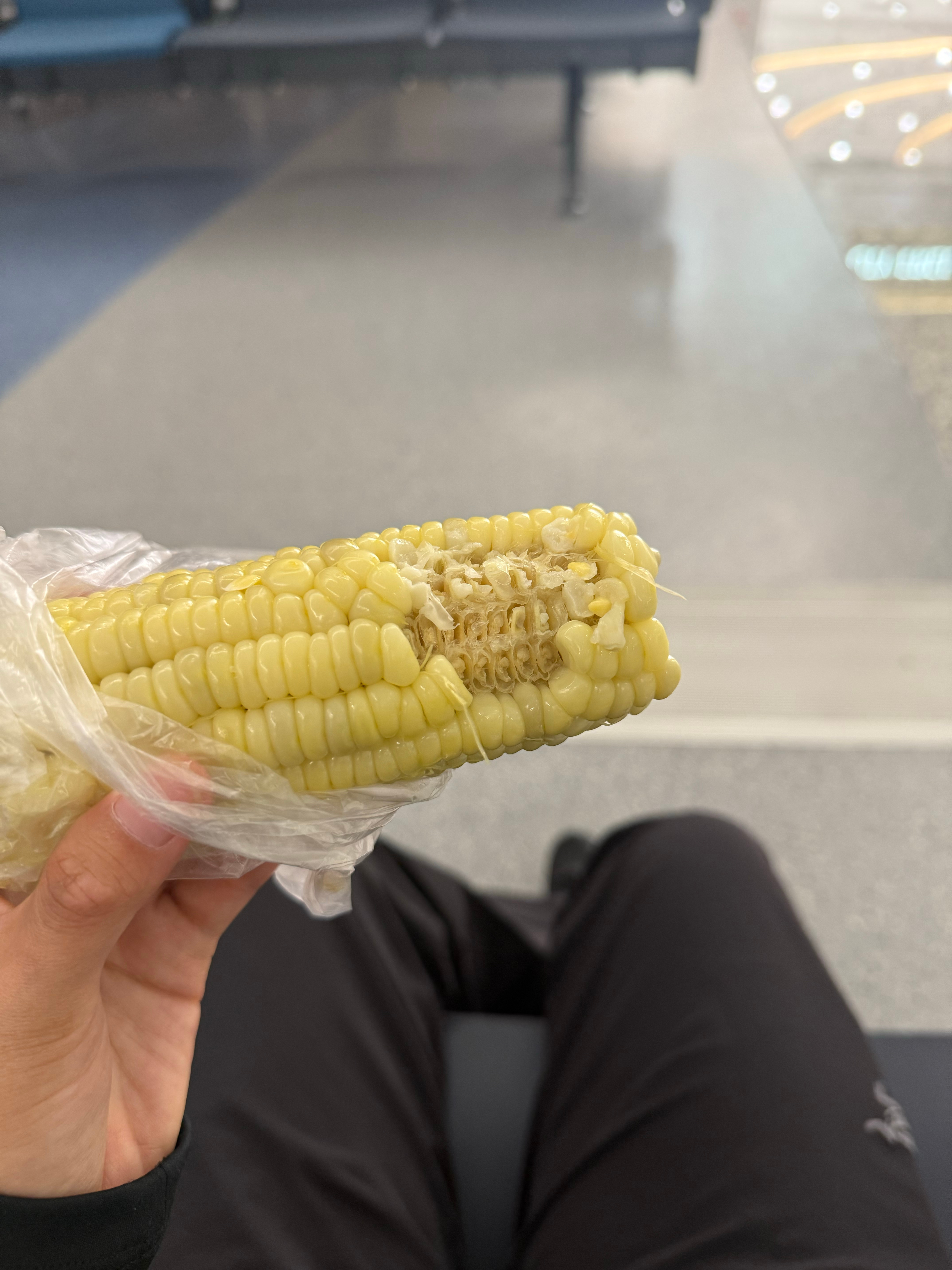 解锁新体验：凌晨12点在机场啃玉米 ​​​