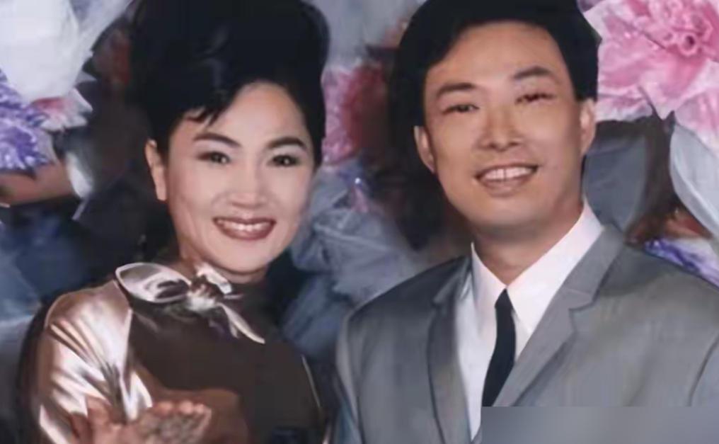 费玉清跟侄子交代，自己走后，要把江蕙阿姨的墓碑也顺带擦干净，两人要葬在旁边。
