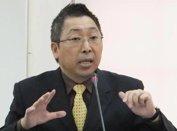 台湾名嘴唐湘龙说:有人问这次郑丽文到大陆为什么没有红毯迎接？因为台湾和大陆的关系