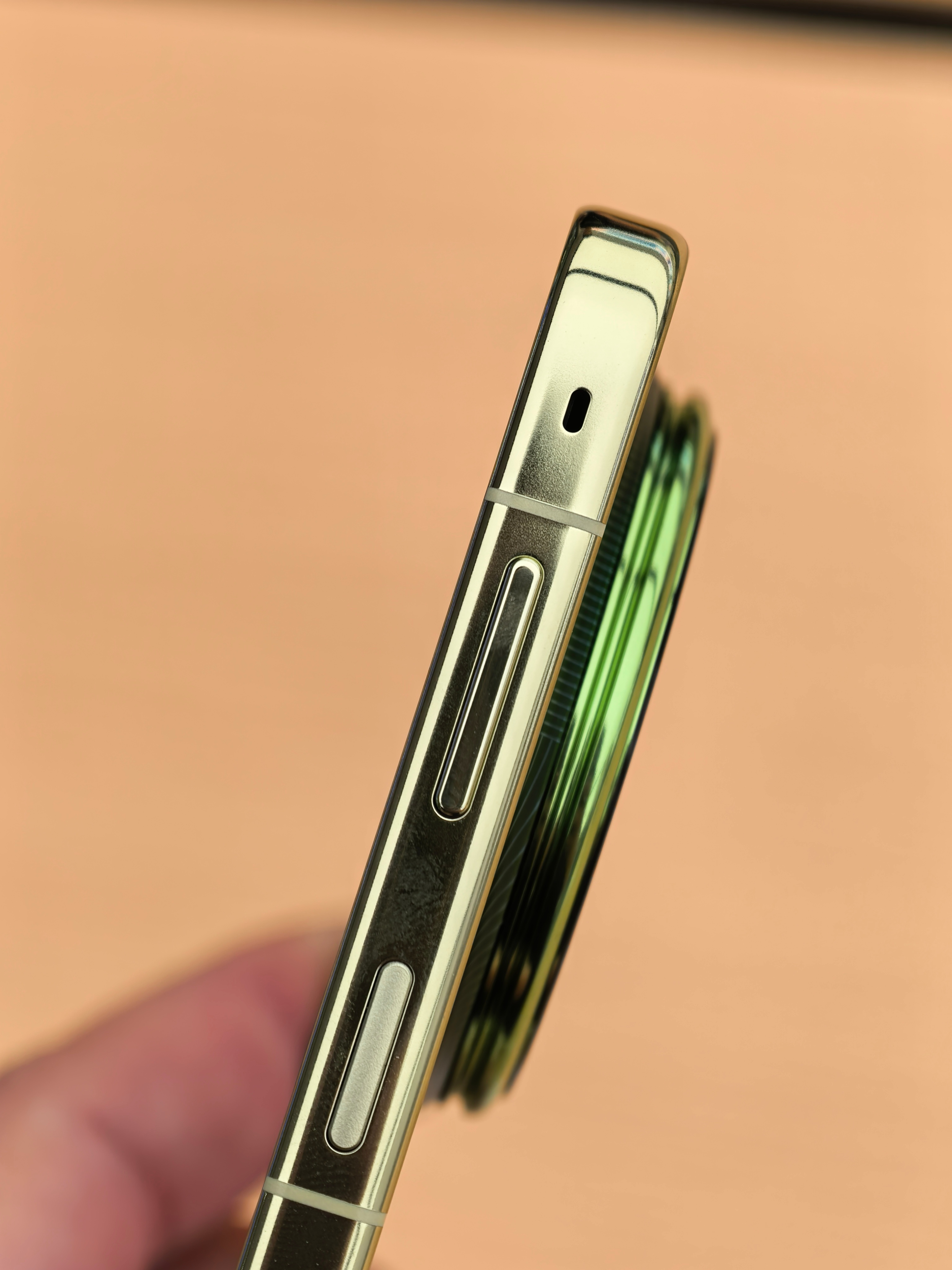 华为Mate90系列这个绿色真的非常吸睛和好看，辨识度直接拉满，没有人不认识你这