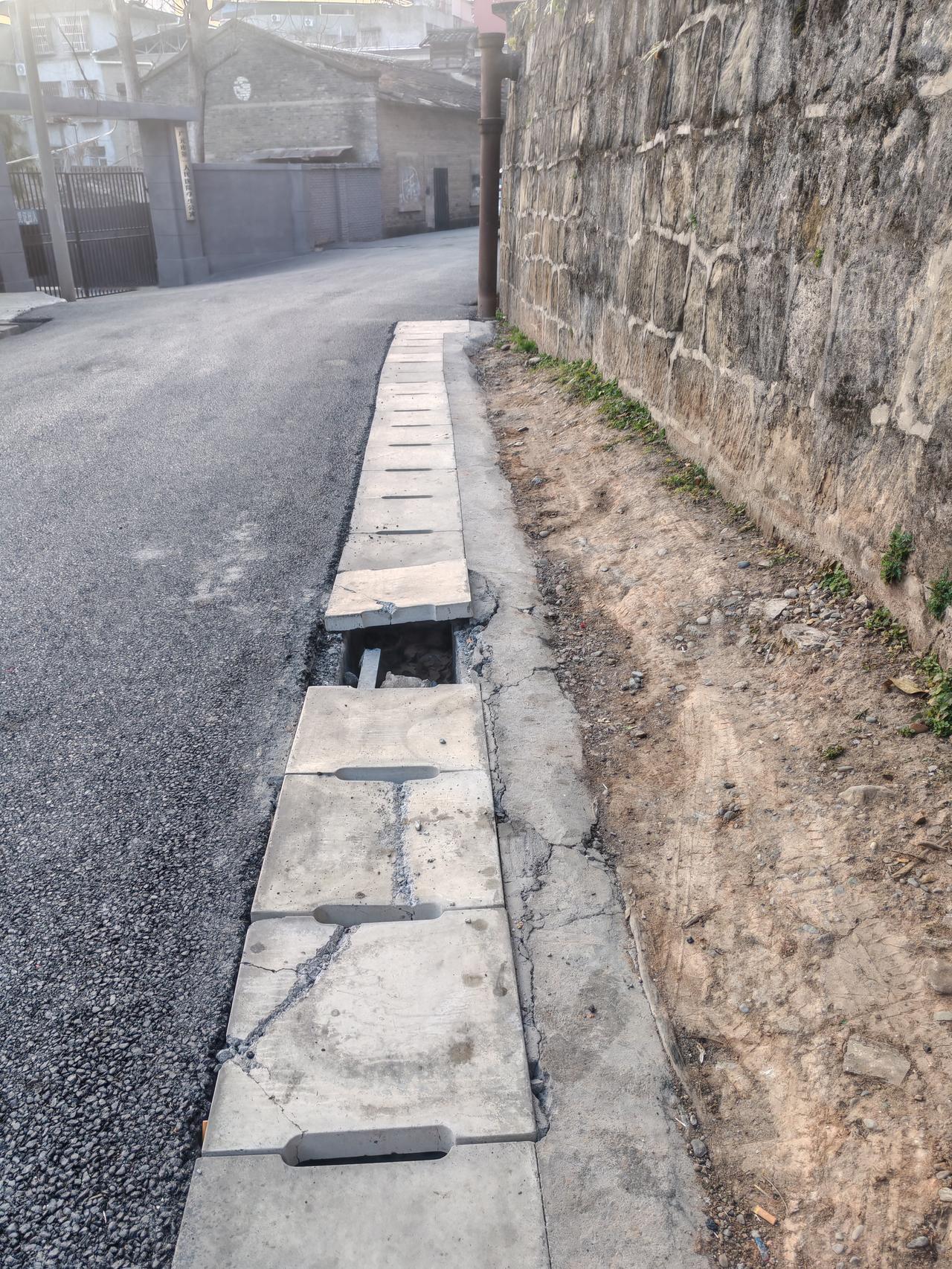 广元城市服务台1月12日，四川广元。网友消息，原来的老072医院门诊到锅炉房这一