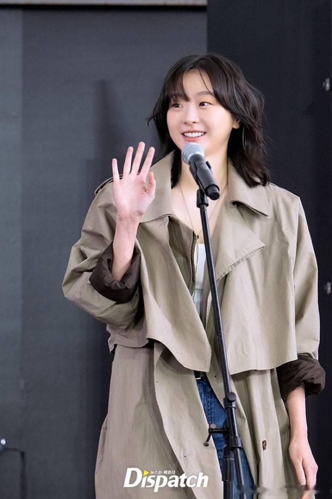 19日，《巨洪》剧组出席第30届釜山电影节舞台问候活动，主演金多美[超话] 出席