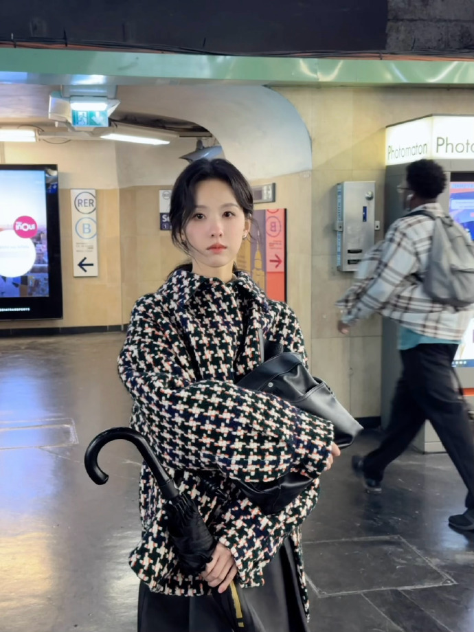 ⭐ ⭐ “在朦胧月间为你祈愿 在落花深处为你撑伞 在微雨滴落求你平安”💚