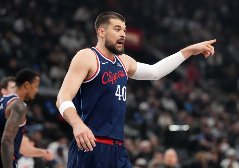 NBA常规赛，快船126-89大胜篮网。本场比赛，快船中锋祖巴茨发挥不错，进攻端