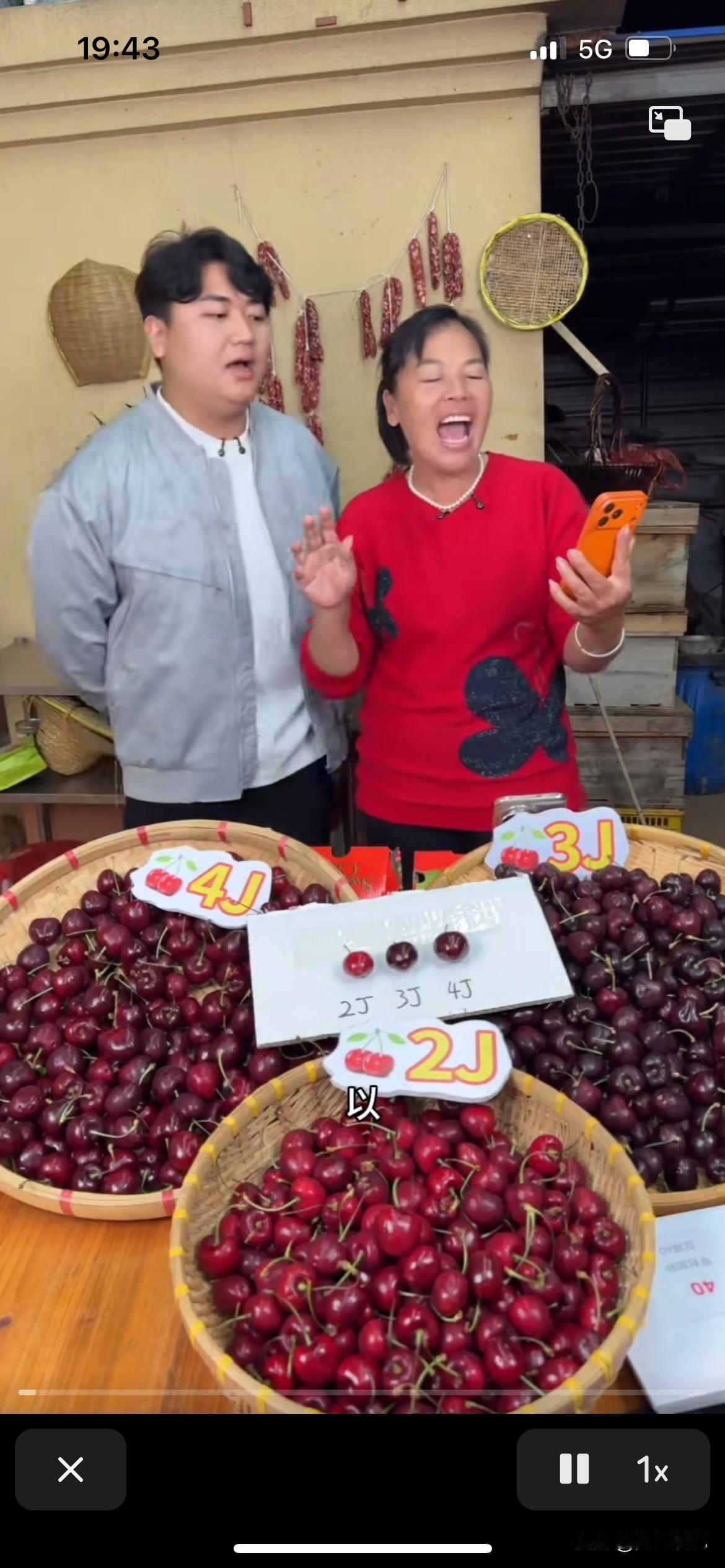 全红婵哥哥跟妈妈为什么直播带货那么受欢迎，卖货的同时还能免费听全妈唱歌，这是一举