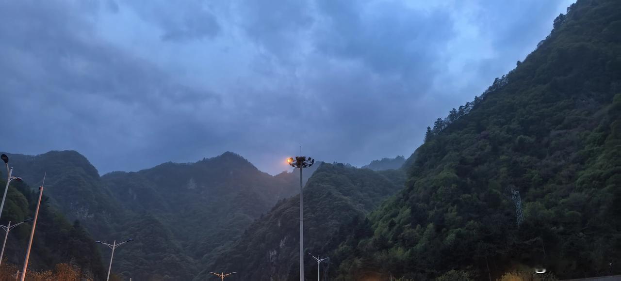 绿皮车吞吐着雾气
沟里的放羊娃回来了
蔫着头的麦苗活泛了起来
电杆上鸟雀欢实地叫