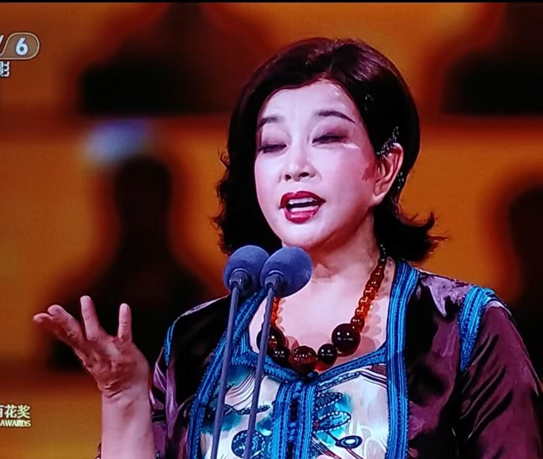 近日，73岁的著名表演艺术家刘晓庆出席第38届中国电影“百花奖”颁奖典礼，主持人