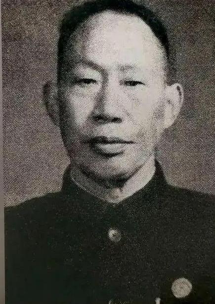 1935年王家烈交出所有兵权，蒋介石赏赐五千银元让他外出散心，刚登上专机，蒋介石
