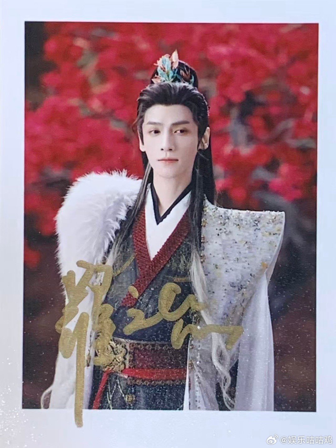 水龙吟片场拍立得 救命！这张拍立得里林允的嫁衣美到窒息！三层渐变红在镜头里晕成温