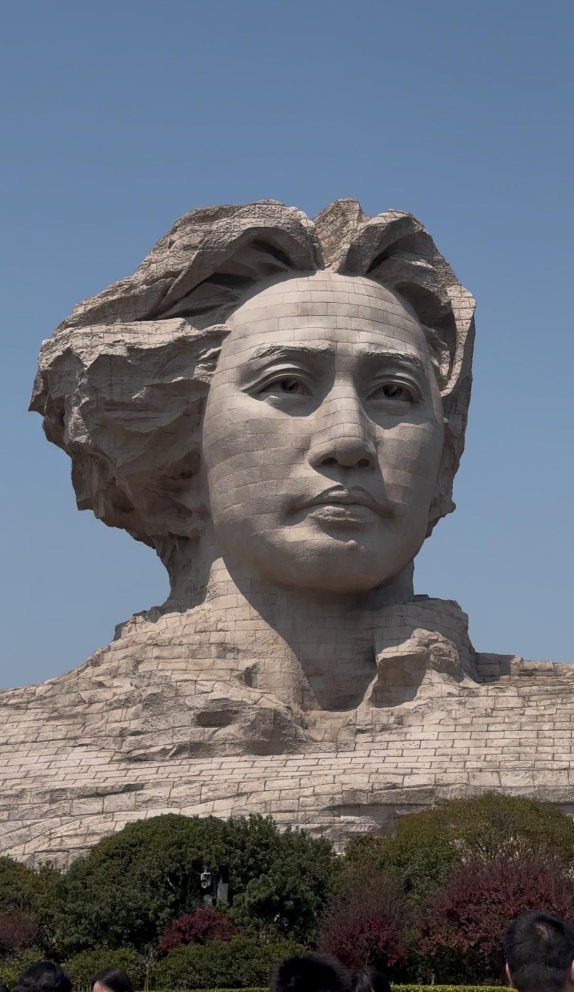仰望伟人雕像，心怀无限崇敬。感恩您以一生赴家国，以赤心为人民。山河锦绣，国泰民安