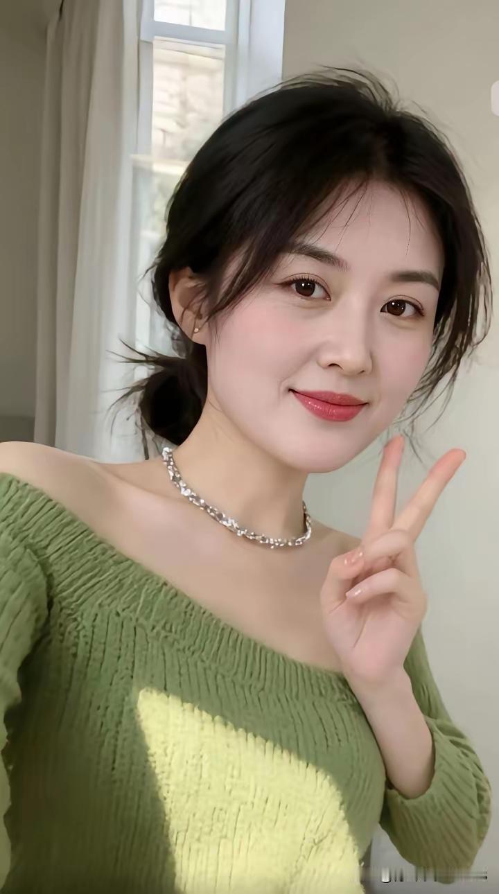 成熟之美！
她的荣貌犹如秋日的果实，成熟而饱满，散发出一种沉静而深邃的美丽。