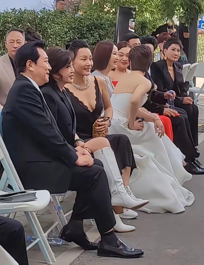 唐国强VS冯小刚
唐国强身边各种人物环绕，冯小刚却坐在角落里无人问津
这就是娱乐