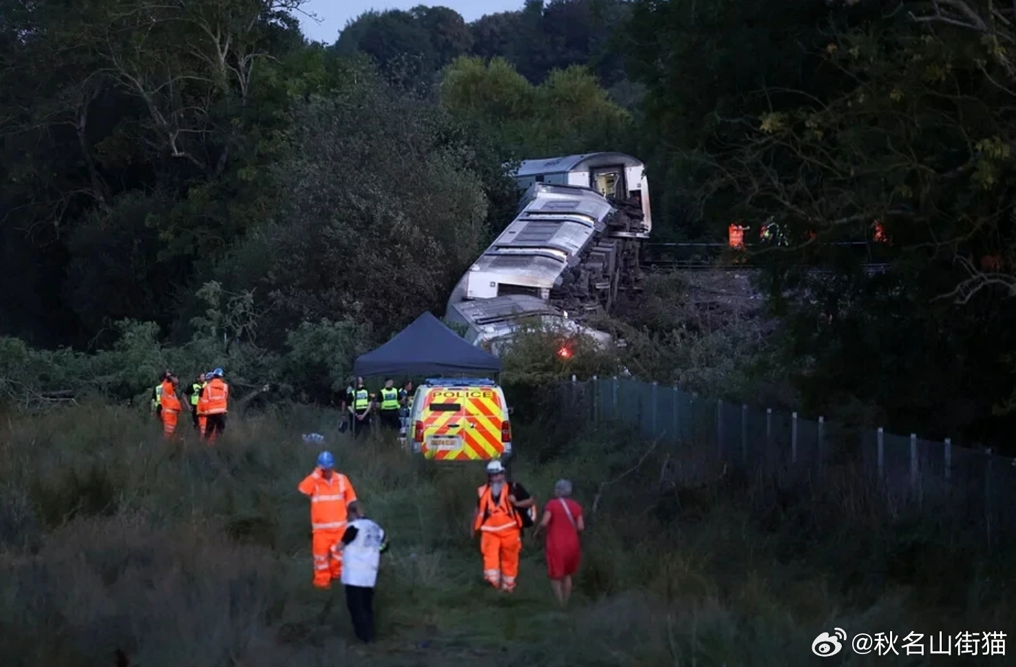 英国东南部列车脱轨 多节车厢翻覆 现场画面曝光海外新鲜事 英国警方表示，一列火车