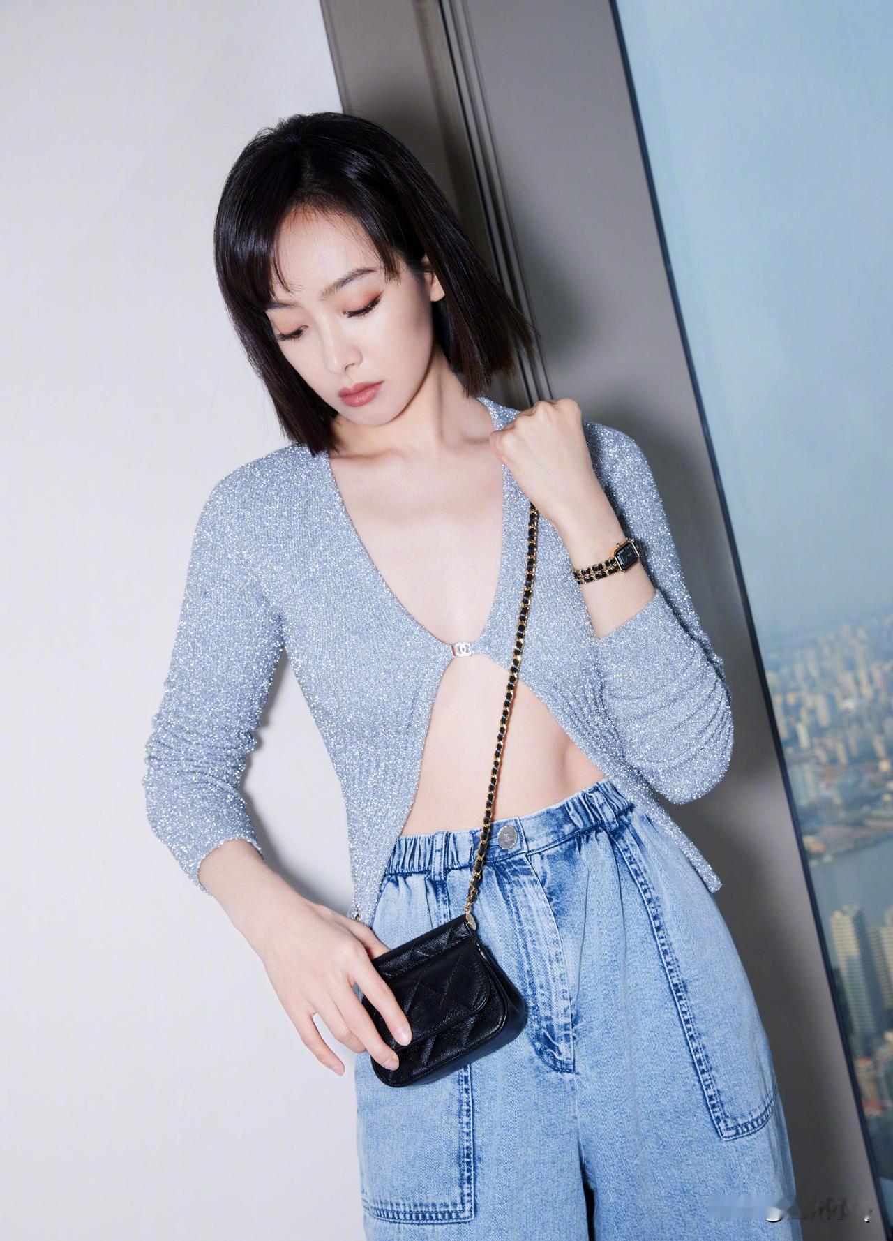 宋茜绝对是内娱女星中最慷慨大方的女星，既然穿了就不会遮遮掩掩去捂胸。她一点也不矫