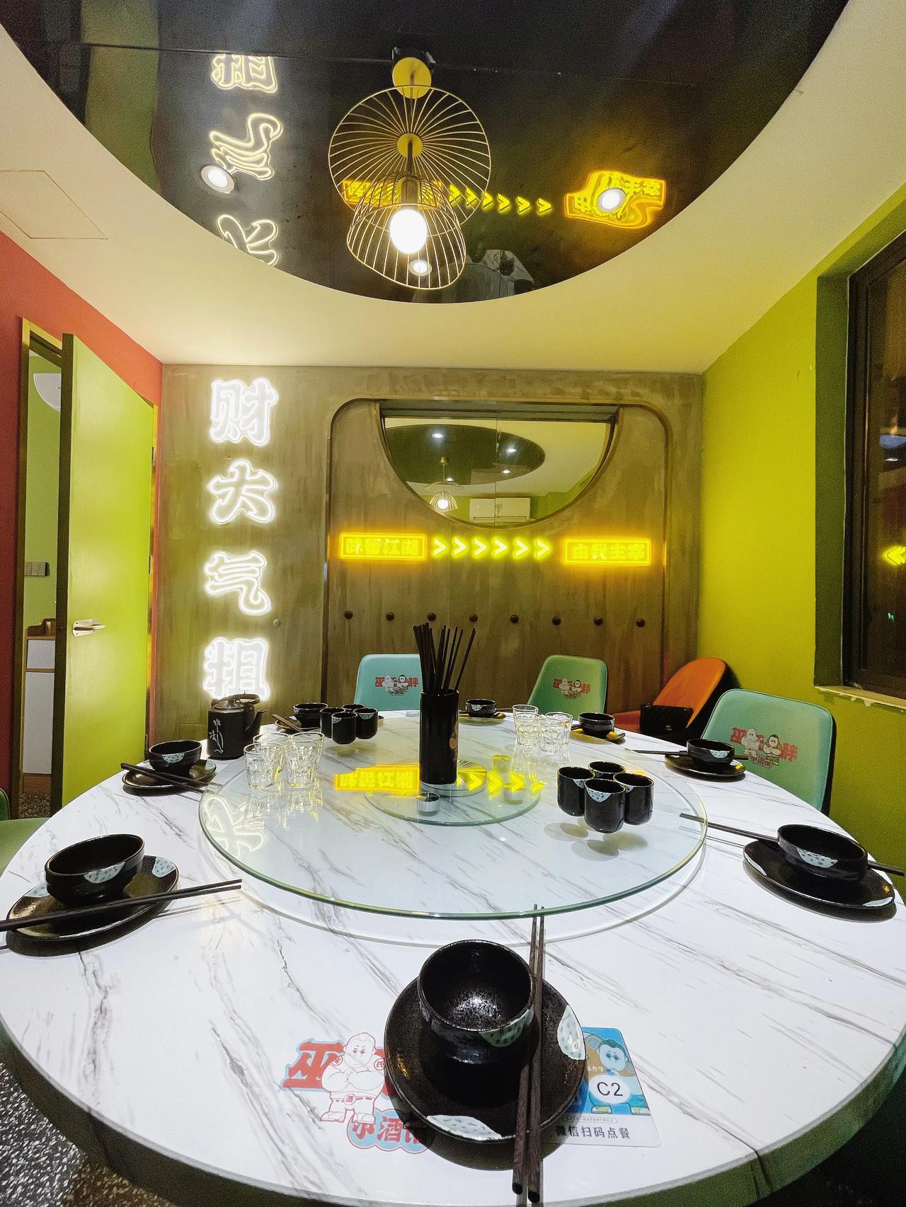 在合肥，巫氏三胖地锅鸡很有名，遍布合肥，甚至安徽省内。最近，这家店又开了以“巫氏